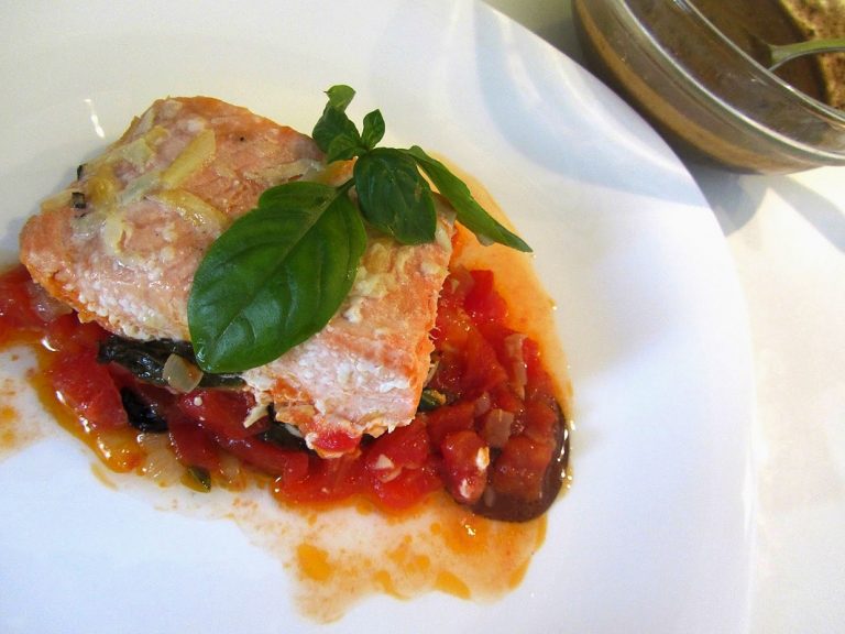 Филе лосося запеченное с томатами в оливковом соусе