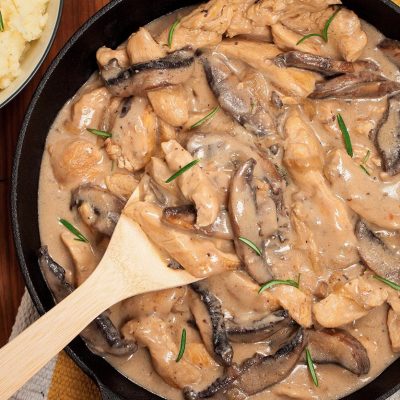 Сливочный соус с курицей и грибами