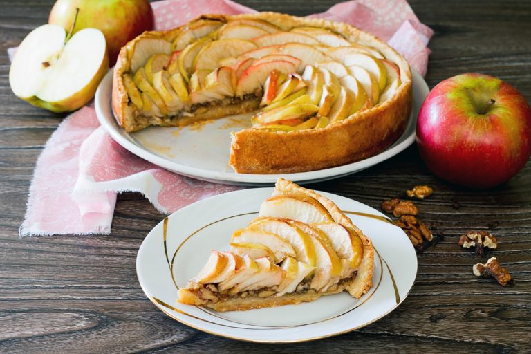 Пирог с яблоками и грецкими орехами