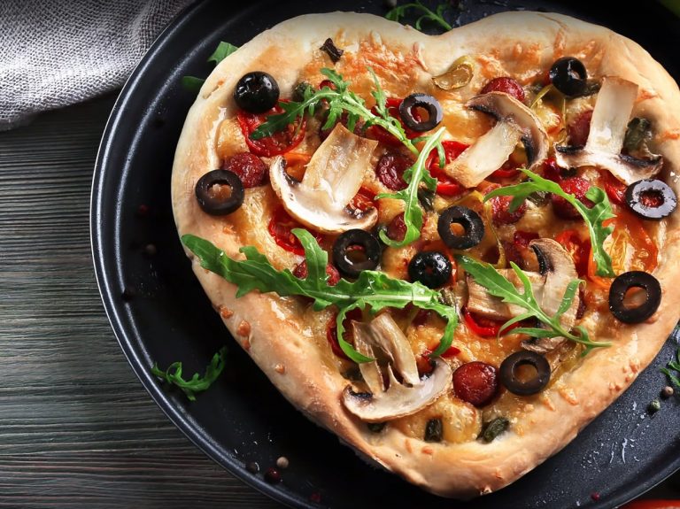 Пицца с ветчиной и грибами в форме сердца